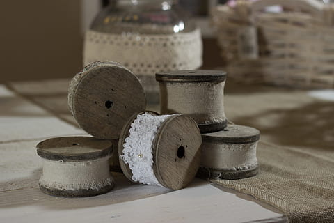 bianca, lacci, di legno, tavolo, tavolo di legno, rattoppare, filato, bobina, filo, filo per cucire, rocchetto di filo, cucire, mestiere, lavoro manuale, vicino, sartoria, nähutensilien, clothcraft, Handarbeit, accessori per il cucito, kit da cucito, in casa, nessuno, pila, giorno, avvicinamento, natura morta, concentrarsi sulle conoscenze acquisite, legno - materiale, contenitore, gruppo di oggetti, industria, mensola, arte e artigianato, architettura, magazzino, ceramica, natura, grande gruppo di oggetti, ruota, 5K, CC0, dominio pubblico, privo di copyright