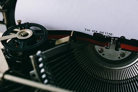 ver, escribiendo citas, antiguo, máquina de escribir, de cerca, mecanografía, citas, vendimia, citar, anticuado, estilo retro, escritura, nostalgia, obsoleto, tecnología, alfabeto, nadie, adentro, naturaleza muerta, comunicación, maquinaria, texto, término análogo, mesa, metal, carta, historia, cultura de las artes y entretenimiento, el pasado, 5K, CC0, dominio público, libre de derechos