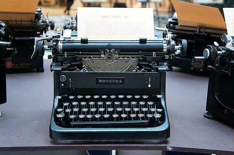 una parada, antiguo, negro, texto, tecnología, comunicación, máquina de escribir, escritura occidental, adentro, maquinaria, nadie, mesa, equipo, de cerca, el pasado, estilo retro, historia, cultura de las artes y entretenimiento, documento, Equipo de fabricación, solo objeto, 4K, CC0, dominio público, libre de derechos