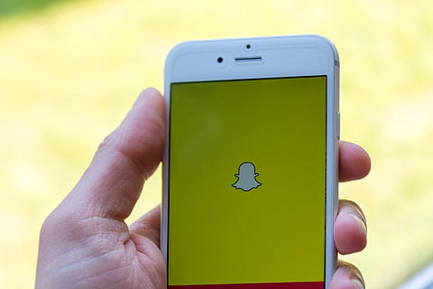günlüğü, Snapchat, diğer, cep telefonu, akıllı telefon, telefon, teknoloji, tutma, insan eli, iletişim, kablosuz teknoloji, açık havada, Internet, küresel iletişim, dokunmatik ekran, hareketlilik, insan vücudu parçası, taşınabilir bilgi cihazı, el, bağ, bir kişi, parmak, insan parmağı, ön plana odaklanmak, kapatmak, vücut parçası, kişisel bakış açısı, 4K, CC0, kamu malı, telif ücretsiz