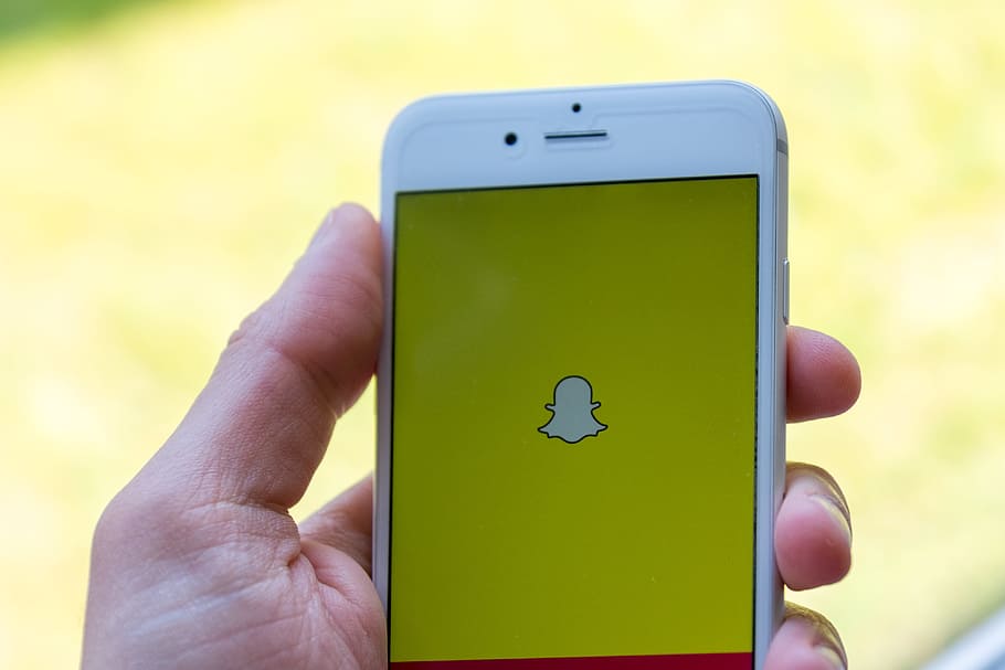 registre, Snapchat, un altre, telèfon mòbil, telèfon intel·ligent, telèfon, tecnologia, celebració, mà humana, comunicació, tecnologia sense fils, a l'aire lliure, Internet, comunicacions globals, pantalla tàctil, mobilitat, part del cos humà, dispositiu d’informació portàtil, mà, connexió, una persona, dit, dit humà, centrar-se en primer pla, primer pla, part del cos, perspectiva personal, 4K