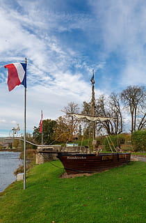 wanfried, Alemanya, núvols, bandera, cel, vaixell, escultura, parc, aigua, riu, corrent, arbres, herba, naturalesa, fora, caure, tardor, escènic, colorit, fullatge, colors, núvol - cel, arbre, el patriotisme, planta, arquitectura, estructura construïda, dia, religió, creença, cap gent, espiritualitat, arbre nu, terra, a l'aire lliure, 5K, CC0, domini públic, lliure de regalies
