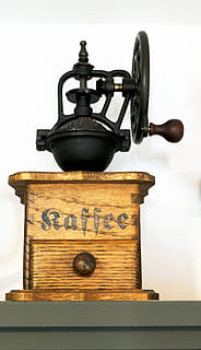 kværn, kaffe, krank, gamle, mølle, gammel, mølle, historisk, manuelt, gamle kaffekværn, male, nostalgi, aroma, kaffebønner, gammeldags, vægtskala, antik, ingen mennesker, tæt på, hvid baggrund, træ - materiale, tekst, indendørs, meddelelse, stilleben, studio skud, vestlige script, metal, retro stylet, fokus på forgrunden, beholder, nummer, bord, vægt, 4K, CC0, offentligt domæne, royaltyfrie