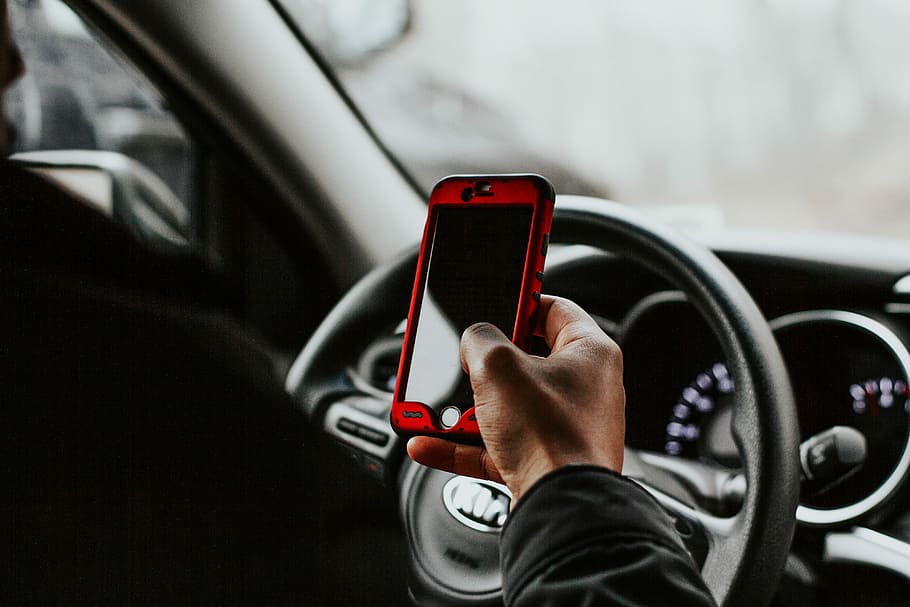 persona, celebració, vermell, smartphone, assegut, frontal, Volant del vehicle, volant, iphone, poma, iphone6, mà, cotxe, automòbil, manera de transport, transport, una persona, interior del cotxe, interior del vehicle, viatjar, adult, conduir, a l'interior, mà humana, vehicle terrestre, tecnologia, part del cos humà, parabrisa, luxe, 4K