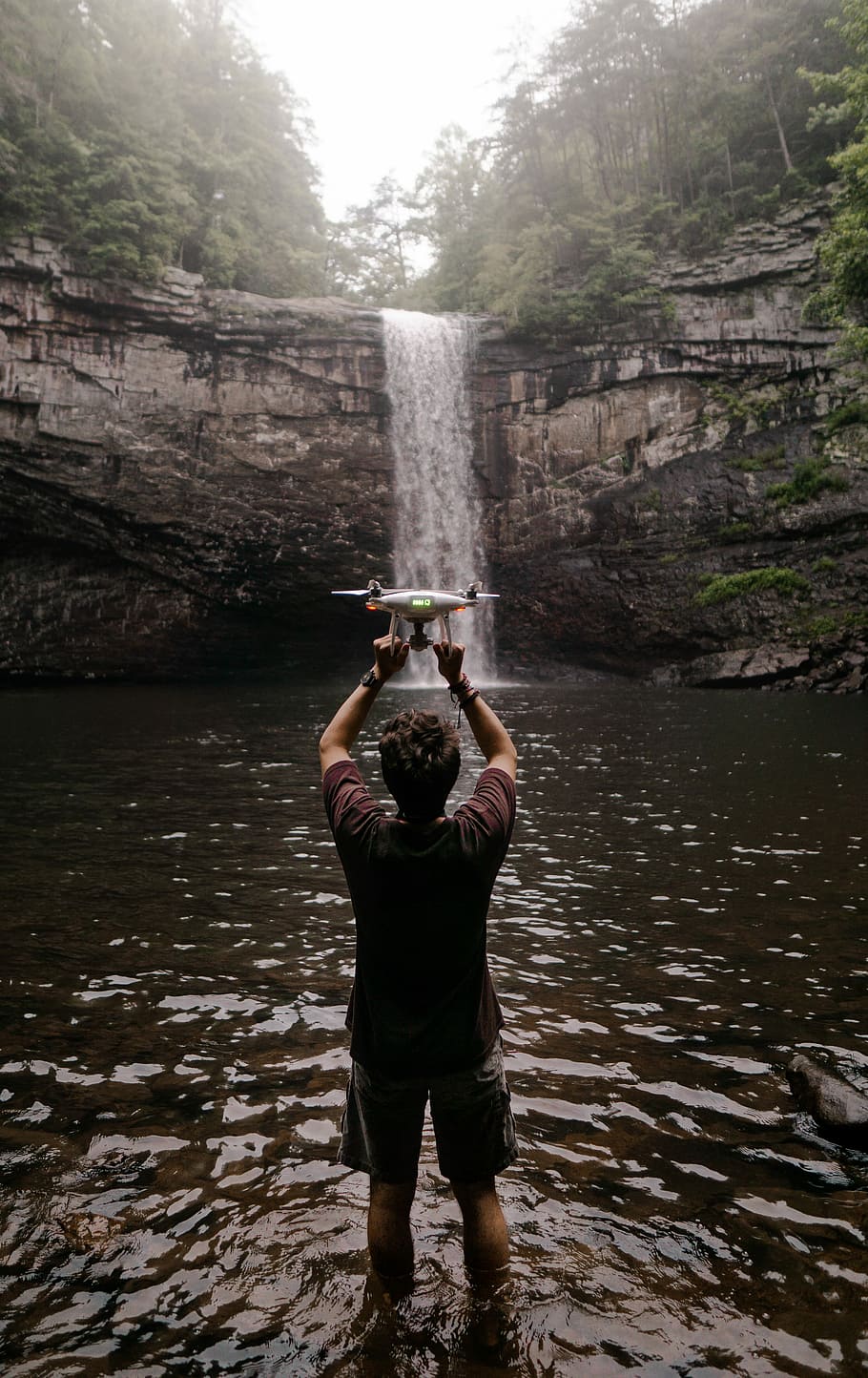 home, celebració, drone, de cara, cascades, utilitzant, blanc, vol, tecnologia, treure, cascada, dji, volant, fotografia, videografia, rodatge, sincera, esquena, pilot, equipament, phantom 4 pro, explorar, vagar, foto del drone, una persona, aigua, persones reals, vista del darrere, de peu, estils de vida, naturalesa, activitat d'oci, roba casual, dia, activitat, escenics - natura, temes de fotografia, bellesa a la natura, turisme, homes, a l'aire lliure, aigua que flueix, braç humà, braços aixecats, 5K