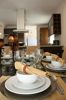 Innerhalb, Esszimmer, Sitzordnung bei Tisch, Haus, Dekoration, Teller, drinnen, Vorbereitung, Tabelle, Gedeck, keine Leute, Haushaltsausstattung, Essen und Trinken, Glas, Küchenutensilien, Essgeschirr, Weinglas, Rahmen, Trinkglas, Möbel, Löffel, Geschirr, Esstisch, Lebensmittel, Wohngebäude, Fokus auf den Vordergrund, Tischmesser, Luxus, 4K, CC0, gemeinfrei, lizenzfrei
