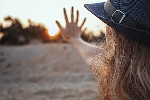 overfladisk, fokus fotografering, Brun, haired, kvinde, iført, sort, hat, sol, fem, daggry, solnedgang, pige, hånd, sand, strand, træer, blond, morgen, voksen, tøj, en person, fritidsaktivitet, hovedskud, Kvinder, livsstil, himmel, portræt, barn, natur, sidebillede, menneskelig kropsdel, barndom, hunner, afkom, rigtige mennesker, briller, menneskehår, over skulderet, menneskeligt ansigt, 4K, CC0, offentligt domæne, royaltyfrie