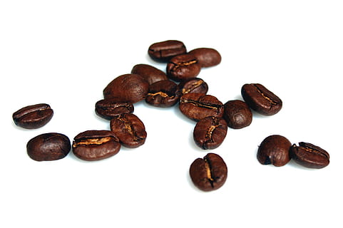 Foto, braun, Kaffeebohnen, Kaffeebohne, Braten, Bohnen, getränke, Kaffee, Bohne, geröstet, Espresso, Koffein, Samen, Nahansicht, Kaffee trinken, Getränk, duftend, Cafe, Cappuccino, Mokka, Kaffee Ernte, Makro, Hintergründe, keine Leute, Essen und Trinken, isoliert, Lebensmittel, geröstete Kaffeebohne, Rohkaffeebohne, weißer Hintergrund, Studioaufnahme, Stillleben, drinnen, Frische, große gruppe von gegenständen, ausgeschnitten, Gruppe, High Angle View, Gruppe von Objekten, 2K, CC0, gemeinfrei, lizenzfrei