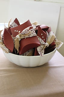 i regali, conchiglia, Avvento, deco, decorazione, fatto, mitbringsel, ciclo continuo, cibo e bevande, in casa, tavolo, cibo, natura morta, avvicinamento, freschezza, nessuno, indulgenza, cibo dolce, mangiare malsano, vista dall'alto, cioccolato, pronto a mangiare, concentrarsi sulle conoscenze acquisite, nastro, carta, dolce, tentazione, ciotola, 5K, CC0, dominio pubblico, privo di copyright