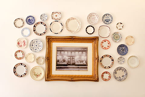 marc de fotos, color assortit, ceràmica, plats, emmarcat, foto, envoltat, plaques, Londres, cafeteria, decoració, ornamentat, passat de moda, antiguitat, vell, estil retro, disseny, tecnologia, fons blanc, cap gent, a l'interior, la vida domèstica, arquitectura, gran grup d'objectes, natura morta, marc, forma, forma geomètrica, directament a sobre, funció de construcció de parets, cercle, arranjament, taula, art i artesania, rellotge, patró, 5K, CC0, domini públic, lliure de regalies