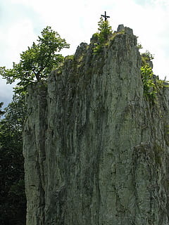 rock, munte, munte, summit, summit, vârf, traversa, stâncă, Munte, vârf, summit cruce, natură, in afara, în aer liber, copac, trunchi de copac, zi, nici o persoana, plantă, cer, vedere unghiulară joasă, creştere, Culoarea verde, texturată, solid, teren, frumusețe în natură, obiect de rocă, liniște, formatie rock, stare brută, scenă non-urbană, formare, latra, 1080P, CC0, domeniu public, fără drepturi de autor