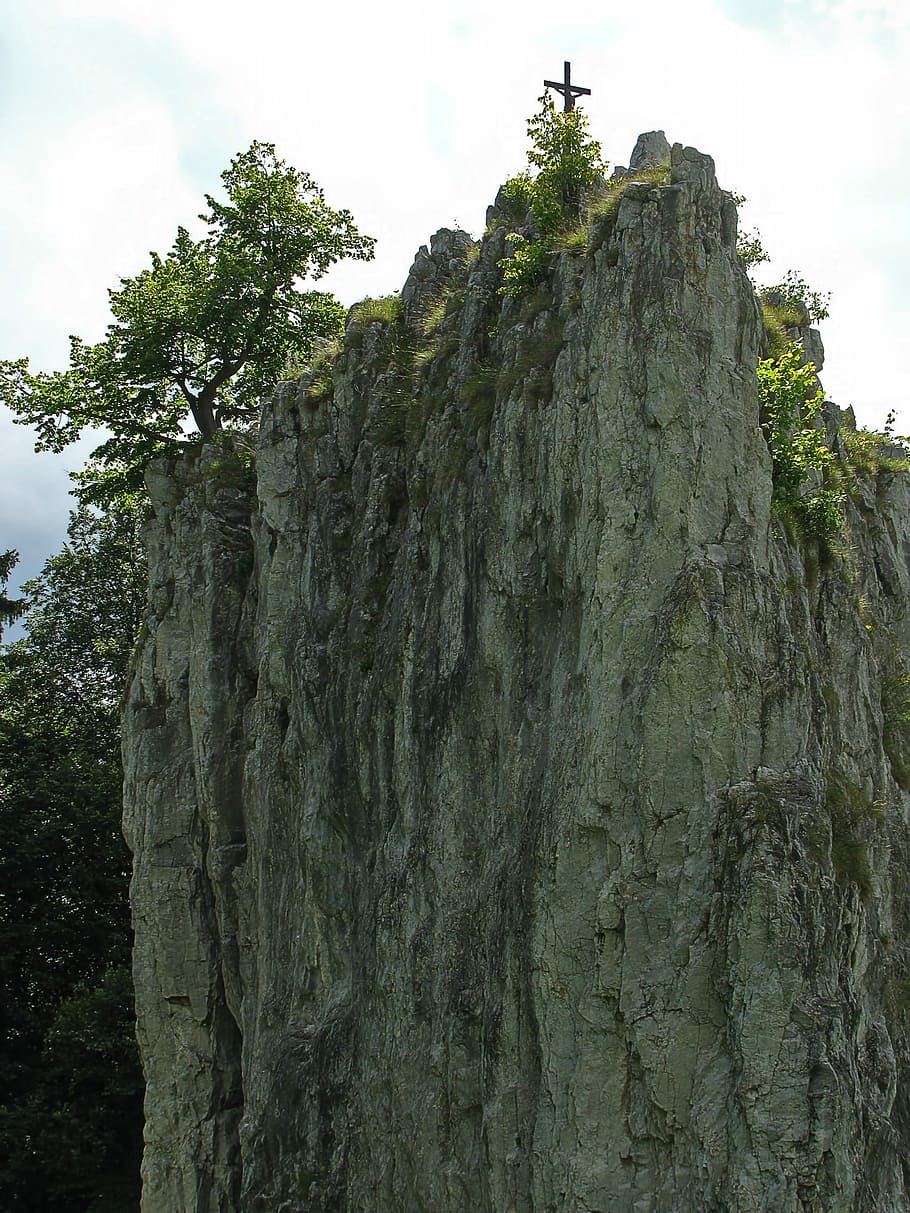 rock, munte, munte, summit, summit, vârf, traversa, stâncă, Munte, vârf, summit cruce, natură, in afara, în aer liber, copac, trunchi de copac, zi, nici o persoana, plantă, cer, vedere unghiulară joasă, creştere, Culoarea verde, texturată, solid, teren, frumusețe în natură, obiect de rocă, liniște, formatie rock, stare brută, scenă non-urbană, formare, latra, 1080P