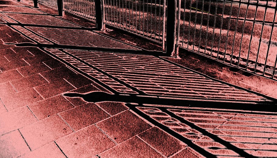 zábradlí, světlo, noc, stín, účinek, Pozadí, Červené, architektura, nikdo, stavba, den, vysoký úhel pohledu, pěšina, kov, slunečního světla, vzor, venku, Příroda, dlažební kámen, ulice, absence, kámen, cesta vpřed, chodník, cihlový, kachličková podlaha, zaměřit se na stín, 4K