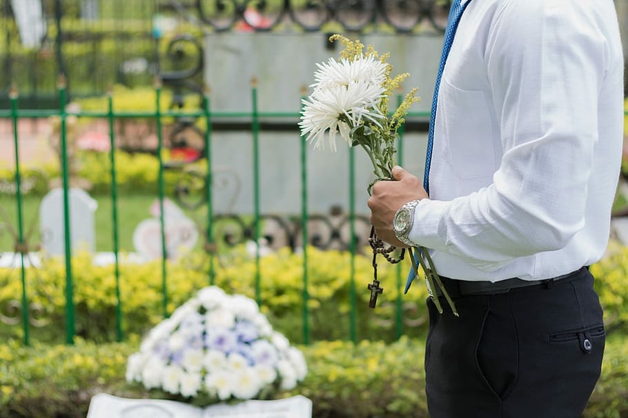home, celebració, blanc, flors, funeral, adios, adéu, memòria, mort, pau, cementiri, descans, tristesa, parc, amor, calma, flor, a l'aire lliure, gent, adult, una persona, dia, planta amb flors, planta, naturalesa, centrar-se en primer pla, secció mitjana, vulnerabilitat, frescor, fragilitat, persones reals, de peu, bellesa a la natura, Color blanc, arranjament floral, estils de vida, bouquet, mà, cap de flor, roba calenta, Ram de flors, 1080P