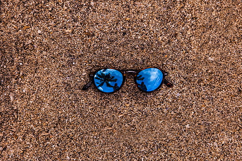 Foto, solbriller, jord, strand, afspejling, ru, muslingeskaller, kysten, nuancer, struktur, blå, dag, sko, sand, ingen mennesker, høj vinkel visning, natur, tæt på, direkte over, udendørs, sollys, stilleben, par, solid, tøffel, klippe, sten-, tekstureret, rullesten, personlige tilbehør, kompatibilitet, 2K, CC0, offentligt domæne, royaltyfrie