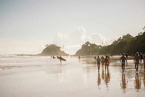 mennesker, gå, hen ad, strand, dagtimerne, indsamlede, strand kysten, klippeformationer, gå på, kysten, Sky, hav, sol, surf, natur, udendørs, ferier, sand, vand, rejsemål, gruppe af mennesker, rejse steder, medium gruppe af mennesker, sport, kun voksne, jord, rigtige mennesker, himmel, herrer, livsstil, fritidsaktivitet, menneskemængde, ferie, rejse, skønhed i naturen, 4K, CC0, offentligt domæne, royaltyfrie