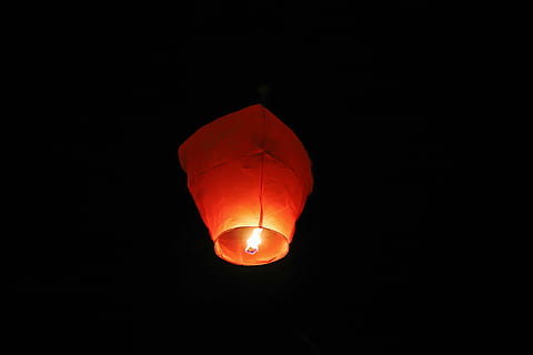 papir lanterne, tændte, lys, mørk, værelse, flyvende, orange, lanterne, rød, nat, brænding, belysningsudstyr, belyst, fest, traditionel festival, kinesisk nytår, ingen mennesker, Midt i luften, lav vinkel visning, kopiere plads, sort baggrund, kinesisk lanterne festival, enkelt objekt, kinesisk lanterne, festival, 5K, CC0, offentligt domæne, royaltyfrie