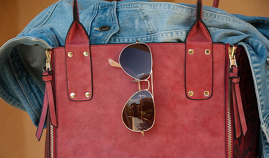 negre, ulleres de sol, penjant, vermell, bossa de pell, bossa, jaqueta, roba, moda, una persona, vista frontal, adult, secció mitjana, roba casual, tèxtil, ocupació, primer pla, a l'interior, denim, tir de l'estudi, uniforme, homes, estils de vida, celebració, seguretat, texans, govern, cuir, roba d'home, 4K, CC0, domini públic, lliure de regalies
