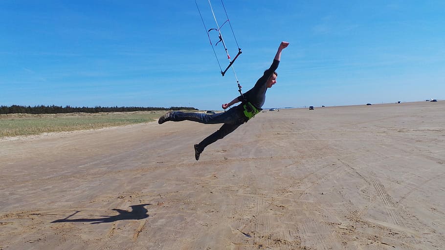 kiting, volar, treure, diversió, saltar, gravitació, a l'aire, dia, a l'aire lliure, sorra, camp, persones reals, homes, una persona, naturalesa, moviment, longitud completa, cel, aigua, terra, volant, risc, adult, Esports extrems, esport, caient, senyal d'advertència, aventura, activitat d'oci, habilitat, 4K