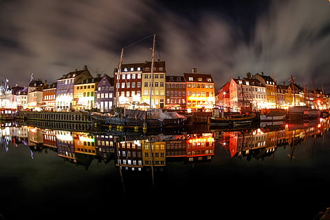 vis oog foto, gebouwen, nachttijd, panoramafotografie, huis infront, lichaam, water, wolk, nacht, donker, gebouw, architectuur, verlicht, buitenkant van het gebouw, reflectie, hemel, wolk - lucht, ingebouwde structuur, stad, geen mensen, waterkant, natuur, rivier-, nautisch schip, buitenshuis, vervoer, haven, stadsgezicht, nachtleven, 5K, CC0, publiek domein, royaltyvrij