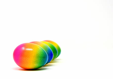 vier paaseieren, Pasen, Paas eieren, gekleurde, gelukkig Pasen, kleurrijk, paasei, kleur, ei, decoratie, paasgroet, kleurrijke eieren, easter egg schilderij, de lente, multi gekleurd, studio opname, witte achtergrond, kopie ruimte, geen mensen, detailopname, binnenshuis, voedsel, eten en drinken, enkel object, uitknippen, geel, stilleven, viering, vakantie, zoet eten, 5K, CC0, publiek domein, royaltyvrij