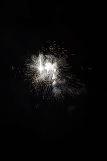 Feuerwerk, Rakete, Weiß, Explosion, Rauch, Silvester, Funkenregen, Pyrotechnik, Neujahr, Feuerwerk Kunst, Licht, Nacht-, Bewegung, beleuchtet, Feier, Kunst, Kultur und Unterhaltung, Veranstaltung, Langzeitbelichtung, explodiert, glühend, Bewegungsunschärfe, kopieren sie platz, Flachwinkelansicht, Feuerwerk - künstliches Objekt, Natur, Himmel, keine Leute, Rauch - physische Struktur, Funken, Wunderkerze, 5K, CC0, gemeinfrei, lizenzfrei