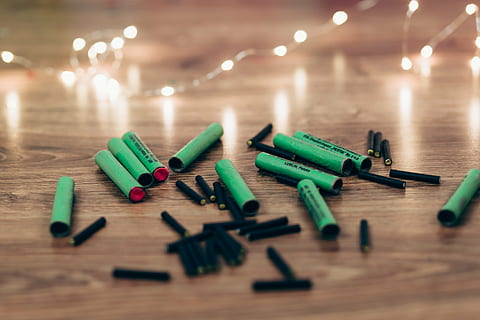 fermer, photo, noir, vert, pétards, marron, en bois, surface, Plastique, Matériel, réflexion, à l'intérieur, mise au point sélective, couleur verte, personne, journée, bois - matériau, grand groupe d'objets, table, multi couleur, illuminé, choix, variation, sol, matériel d'éclairage, plancher de bois franc, bois, lumière - phénomène naturel, se concentrer sur le premier plan, la créativité, 4K, CC0, domaine public, libre de droits