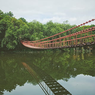 ponte sospeso, cenno, riflessione, primavera, albero, fiume, giorno, nuvola - cielo, all'aperto, acqua, pianta, struttura costruita, cielo, architettura, natura, ponte, lungomare, connessione, ponte - struttura fatta dall'uomo, nessuno, mezzi di trasporto, crescita, passerella, 2K, CC0, dominio pubblico, privo di copyright