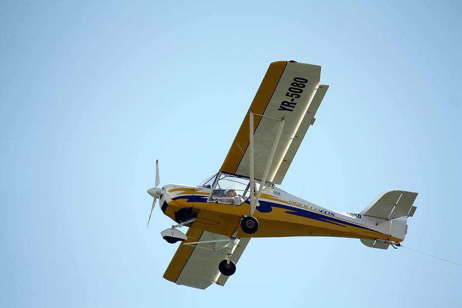 letadlo, pilot, čisté nebe, leteckého vozidla, nebe, modrý, přeprava, letoun, způsob dopravy, nízký úhel pohledu, létající, slunný, Příroda, den, vrtule, nikdo, žlutá, kopie prostor, pohyb, venku, vojenský, text, letecký a kosmický průmysl, výše, 4K