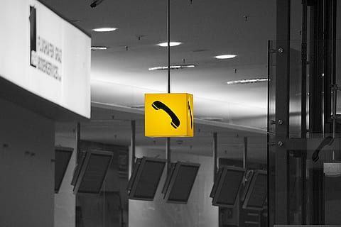gul, sort, telefon skiltning, telefon, meddelelse, rapport, Bemærk, vejviser, skjold, lys, skilt, pil symbol, indendørs, vejledning, retningssignal, symbol, ingen mennesker, belyst, tekst, Information, loft, arkitektur, retning, informationsskilt, transportmidler, exit tegn, vestlige script, repræsentation, 5K, CC0, offentligt domæne, royaltyfrie