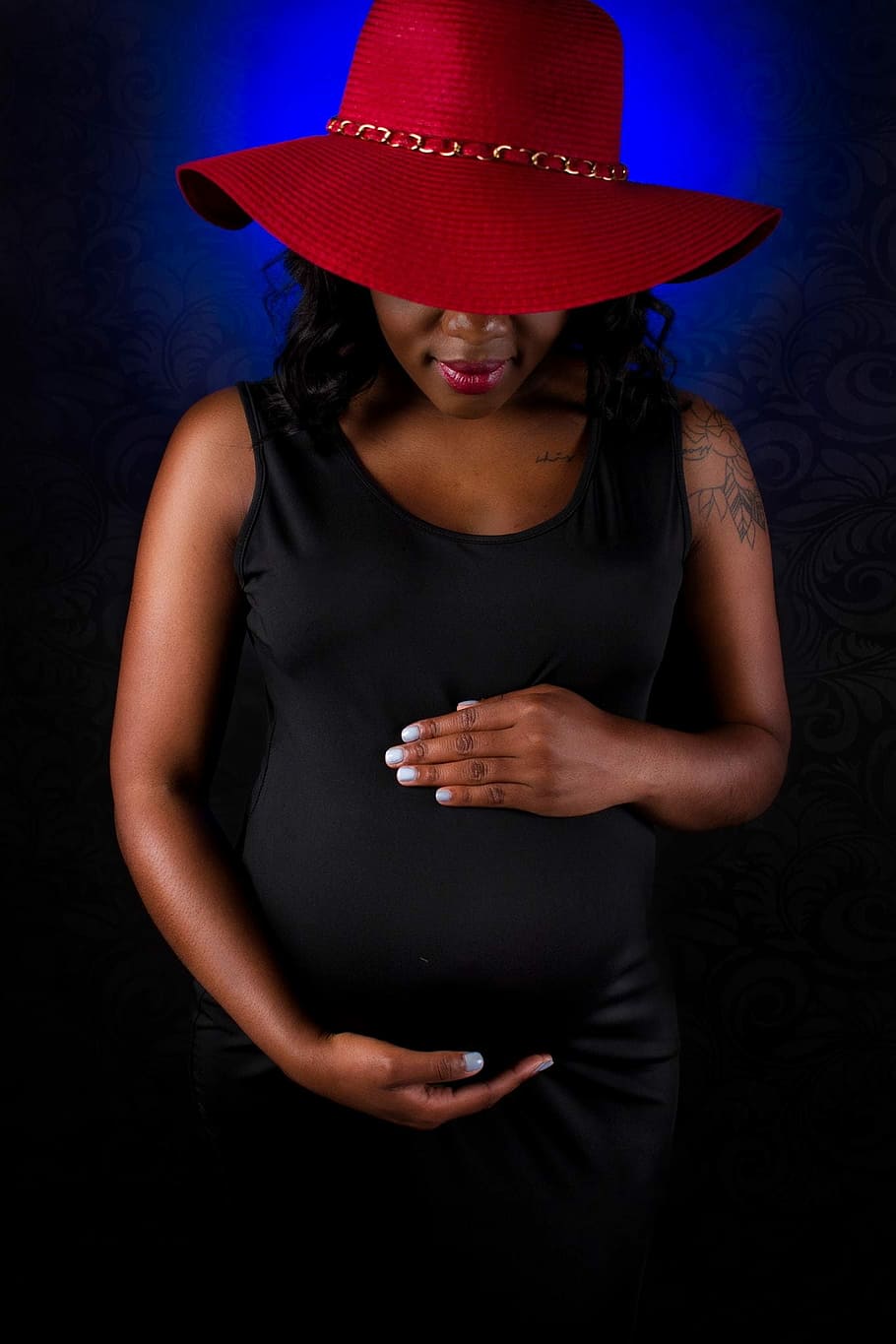 grande rosso, cappello rosso, grande, rosso, cappello, incinta, addome umano, donne, madre, anticipazione, femmine, genitore, nuova vita, persone, amore, bellissimo, adulto, girato in studio, bellezza, una persona, giovane adulto, in attesa, etnia caucasica, Halloween, solo una donna, solo donne, dalla vita in su, vista frontale, capi di abbigliamento, in casa, in piedi, persone reali, tre quarti, stili di vita, giovani donne, abbigliamento casual, tecnologia wireless, attività di svago, analizzare, cercare, guardare, sorridente, sfondo nero, bella donna, 1080P