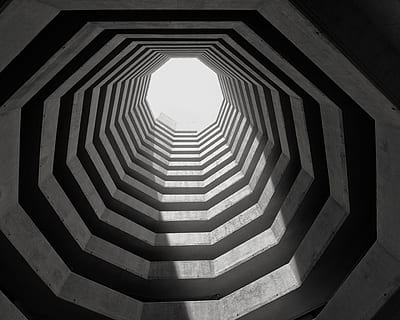 arquitectura, edificio, infraestructura, estructura, establecimiento, pisos, ligero, en blanco y negro, estructura construida, escalera, escalones y escaleras, modelo, adentro, nadie, luz del sol, día, vista de ángulo bajo, cielo, naturaleza, barandilla, destinos de viaje, forma geometrica, repetición, forma, espiral, directamente debajo, 4K, CC0, dominio público, libre de derechos