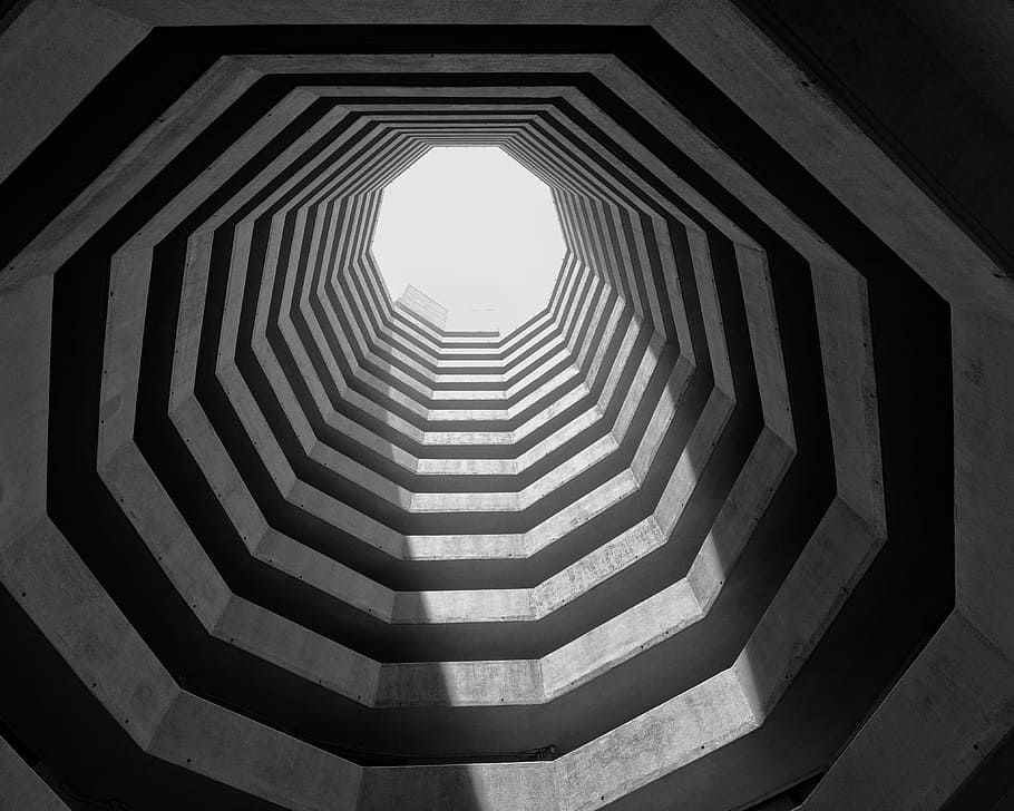 arquitectura, edificio, infraestructura, estructura, establecimiento, pisos, ligero, en blanco y negro, estructura construida, escalera, escalones y escaleras, modelo, adentro, nadie, luz del sol, día, vista de ángulo bajo, cielo, naturaleza, barandilla, destinos de viaje, forma geometrica, repetición, forma, espiral, directamente debajo, 4K