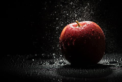 rote Apfelfrucht, Apfel, rot, schwarz, Blitz, Obst, gesundes Essen, Apfel - Frucht, Essen und Trinken, Lebensmittel, Frische, schwarzer Hintergrund, keine Leute, Studioaufnahme, Wohlbefinden, drinnen, einzelnes Objekt, fallen, Nahansicht, Wasser, nass, Natur, gesunder Lebensstil, Versuchung, 4K, CC0, gemeinfrei, lizenzfrei
