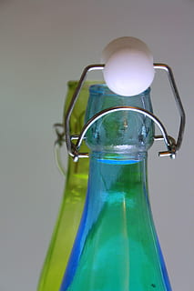 due bottiglie vuote, chiusura a scatto, bevande, in casa, nessuno, natura morta, girato in studio, trasparente, colore verde, contenitore, avvicinamento, vetro - materiale, blu, assistenza sanitaria e medicina, concentrarsi sulle conoscenze acquisite, scienza, natura, tavolo, illuminato, sfondo colorato, bottiglia, ricerca, color turchese, 4K, CC0, dominio pubblico, privo di copyright