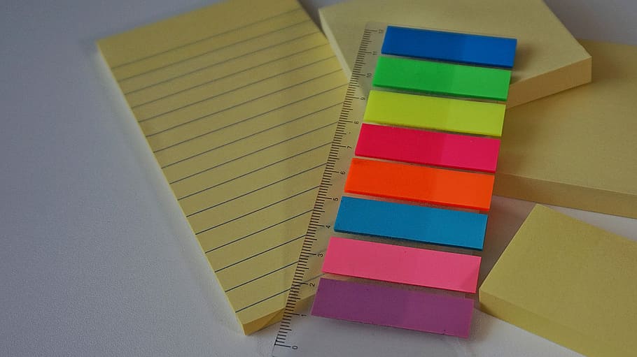 pubblicalo, note adesive, adesivo, nota adesiva, accessori per ufficio, blocco note, multicolore, in casa, giallo, variazione, legno - materiale, nessuno, natura morta, vista dall'alto, scelta, carta, pila, avvicinamento, gruppo di oggetti, bloc notes, tavolo, formazione scolastica, arte e artigianato, matita, forniture per ufficio, gruppo medio di oggetti, preparativi, ordine, campione di colore, 5K