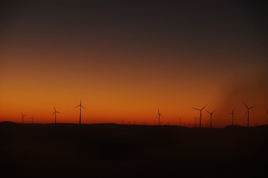 turbinas de viento, puesta de sol, paisaje, oscuro, noche, molino, energía, viento, energía alternativa, turbina eólica, energía eólica, generación de combustible y energía, conservación del medio ambiente, energía renovable, silueta, electricidad, oscuridad, ambiente, turbina, cielo, naturaleza, tierra, tecnología, belleza en la naturaleza, color naranja, crepúsculo, industria, nadie, recursos sustentables, al aire libre, fuente de alimentación, poder en la naturaleza, limpiar, 4K
