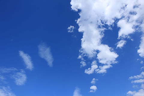skyer, himmel, blå, skyer form, solrig, natur, spotlight, cumulus skyer, dramatisk, Sky, smuk, humør, drama, enorm, sommerdag, hvid, Himmelblå, sky - himmel, lav vinkel visning, baggrunde, hvid farve, skønhed i naturen, dag, cloudscape, ingen mennesker, scenics - natur, sollys, miljø, atmosfære, udendørs, vind, ro, meteorologi, tjavsede, renhed, ren, 2K, CC0, offentligt domæne, royaltyfrie