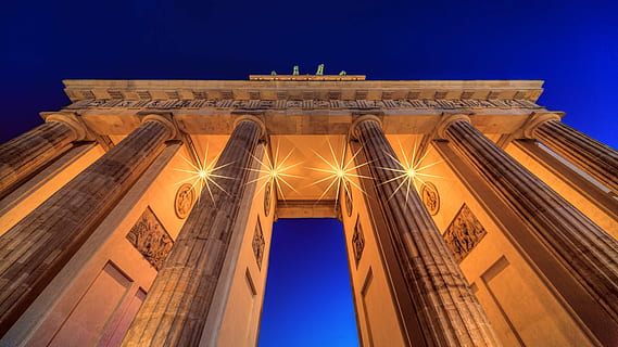 concret, arc, blau, cel, marró, Gateway Landmark, edifici, estructura, arquitectura, columnes, pilars, nit, llums, talles, taronja, llum, hora blava, porta de Brandenburg, brandenburger tor, brandenburg, destinacions de viatge, estructura construïda, exterior de l'edifici, història, el passat, vista d’angle baix, ciutat, il·luminat, columna arquitectònica, cel clar, naturalesa, viatjar, cap gent, façana, vespre, govern, estil clàssic, ornamentat, directament a sota, neoclàssic, 4K, CC0, domini públic, lliure de regalies