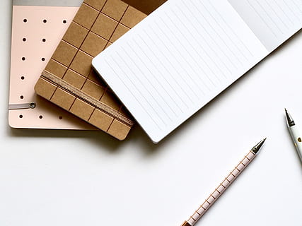 hvid, pen, bord, blå, regerede, papir, lyserød, kuglepenne, arbejdsplads, note pad, notesbog, flatlay, indendørs, blank, kopiere plads, hvid farve, studio skud, ingen mennesker, blyant, stilleben, direkte over, høj vinkel visning, kreativitet, lineal, tæt på, skåret ud, gruppe af objekter, manden lavet, hvid baggrund, skoleartikler, 4K, CC0, offentligt domæne, royaltyfrie