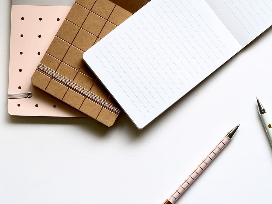 hvid, pen, bord, blå, regerede, papir, lyserød, kuglepenne, arbejdsplads, note pad, notesbog, flatlay, indendørs, blank, kopiere plads, hvid farve, studio skud, ingen mennesker, blyant, stilleben, direkte over, høj vinkel visning, kreativitet, lineal, tæt på, skåret ud, gruppe af objekter, manden lavet, hvid baggrund, skoleartikler, 4K