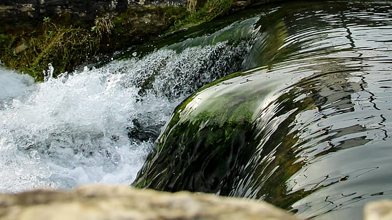 flusso, fiume, cascata, fluente, flusso d'acqua, rapide, schiumogeno, chiaro, bagnato, verde, acqua, acqua corrente, movimento, nessuno, natura, bellezza nella natura, scenics - natura, lunga esposizione, spruzzi, pianta, movimento sfocato, giorno, roccia, colore verde, roccia - oggetto, solido, all'aperto, flusso - acqua che scorre, acqua che cade, potere in natura, purezza, 2K, CC0, dominio pubblico, privo di copyright