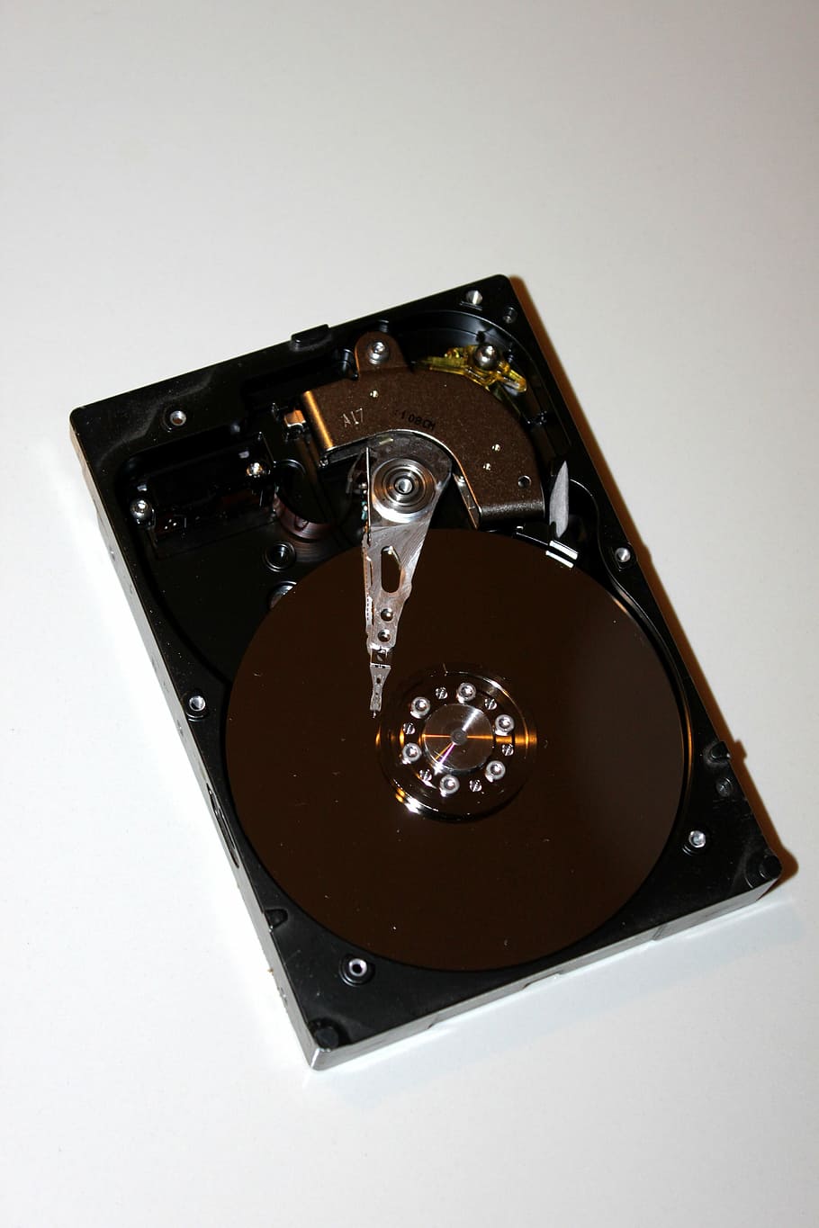 aluminio, ata133, ordenadores, disco, disco duro, hdd, datos, computadora, almacenamiento de datos, ide, dentro, metal, pata, platos, almacenamiento, tecnología, foto de estudio, Fondo blanco, adentro, de color negro, cultura de las artes y entretenimiento, nadie, de cerca, vista de alto ángulo, solo objeto, naturaleza muerta, marrón, separar, comida y bebida, industria del cine, estilo retro, temas de fotografia, carrete de película, forma geometrica, 4K