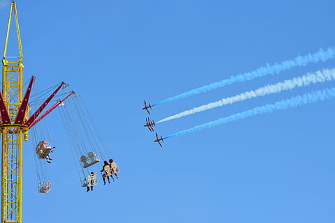 jato, vermelho, Setas; flechas, show aéreo, vôo, veículo aéreo, façanha, avião, ar, desempenho, céu, festival tradicional, transporte, em movimento, azul, visão de baixo ângulo, modo de transporte, trilha de vapor, natureza, céu limpo, cultura artística e entretenimento, dia, movimento, fumaça - estrutura física, grupo de pessoas, pessoas, habilidade, ao ar livre, trabalho em equipe, acrobacias, 5K, CC0, domínio público, royalty free
