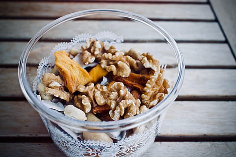 Schüssel Nüsse, Trockenobst, Walnüsse, Kokosnuss, Mango, Cashewnüsse, Lebensmittel, grüßen, Mahlzeit, Schüssel, Snack, Frühstück, Küche, sano, Pause, köstlich, Getreide, Nährstoff, Müsli, Essen und Trinken, gesundes Essen, Holz - Material, Wohlbefinden, Frische, Tabelle, drinnen, Nuss - Essen, Glas - Material, Nahansicht, Nuss, Container, keine Leute, High Angle View, Holz, Fokus auf den Vordergrund, Krug, 5K, CC0, gemeinfrei, lizenzfrei