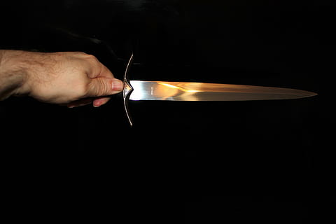 cuchillo, daga, arma, caballeros, lucha, oscuro, mano humana, participación, mano, parte del cuerpo humano, fondo negro, foto de estudio, adentro, una persona, iluminado, copia espacio, adulto, solo objeto, de cerca, emoción, equipo de iluminación, exactitud, corte, parte del cuerpo, comida y bebida, rotura, dedo, 4K, CC0, dominio público, libre de derechos