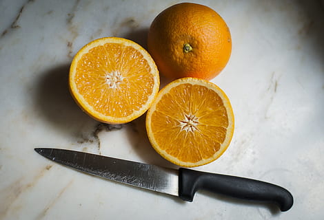 Orange, Obst, Tischmesser, Saft, Orange, Obst, Tabelle, Messer, Gesundheit, gesund, Zitronensäure, Vitamin C, Lebensmittel, Zitrusfrucht, Orangenschale, gesundes Essen, Kreuzung, Essen und Trinken, Frische, Scheibe, Wohlbefinden, Stillleben, Küchenmesser, orange Farbe, drinnen, keine Leute, High Angle View, Orangenfrucht, Gruppe von Objekten, 2K, CC0, gemeinfrei, lizenzfrei