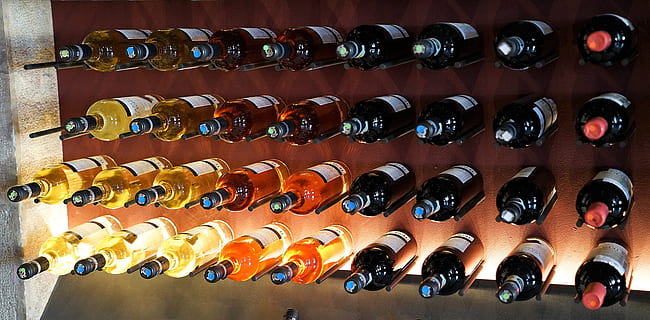 glasflaske meget, vin, rack, Skærm, baggrundsbelysning, rød, hvid, stor gruppe af objekter, i en række, arrangement, valg, bestille, variation, multi farvet, ingen mennesker, overflod, indendørs, side om side, detail, træ - materiale, tæt på, til salg, musikinstrument, forretning, erhvervsfinansiering og industri, kollektion, gentagelse, 4K, CC0, offentligt domæne, royaltyfrie