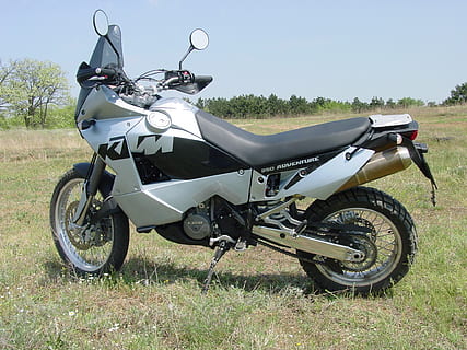 ktm, enduro, motocykl, silnik, wyścigi motorowe, koła, pojazd, pojazd lądowy, transport, na dworze, koło, wylądować, trawa, pole, środek transportu, Natura, dzień, nieruchomy, roślina, światło słoneczne, niebo, krajobraz, żadnych ludzi, podróżować, widok z boku, parking, czyste Niebo, 1080P, CC0, domena publiczna, darmowe zdjęcia