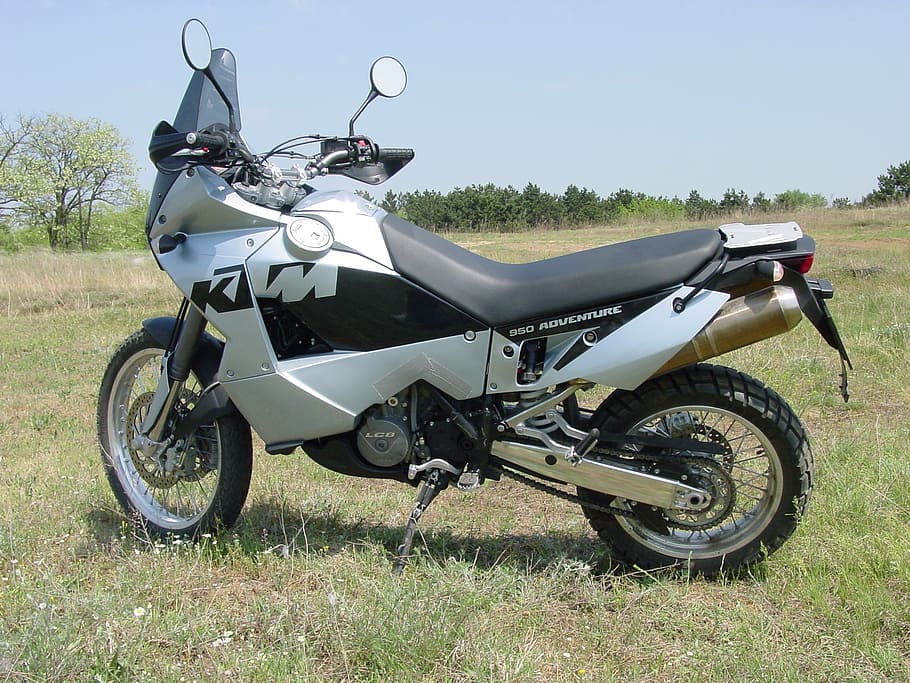 ktm, enduro, moto, motor, carreres de motor, rodes, vehicle, vehicle terrestre, transport, a l'aire lliure, roda, terra, herba, camp, manera de transport, naturalesa, dia, estacionari, planta, llum solar, cel, paisatge, cap gent, viatjar, vista lateral, aparcament, cel clar, 1080P